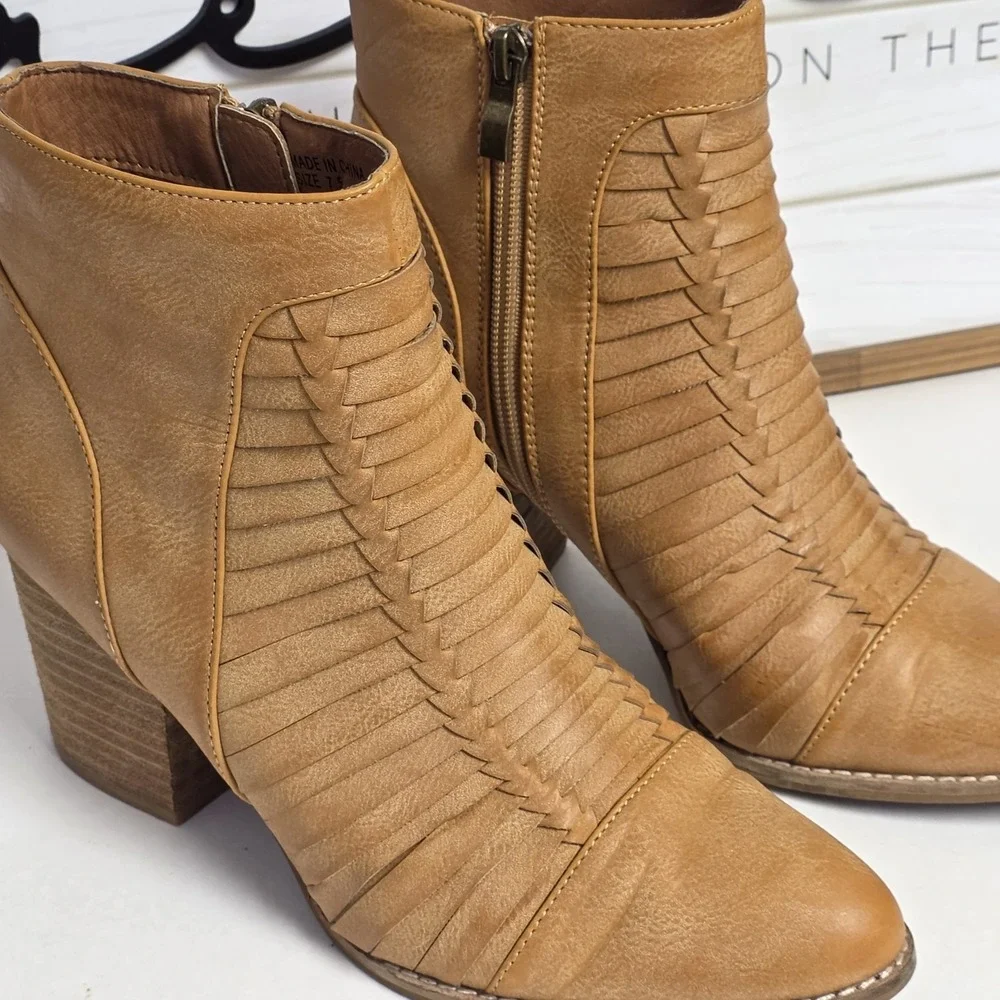 Beast Fashion Buckle McKenna Western Ankle Boots 7.5 Women's Camel Tan Block